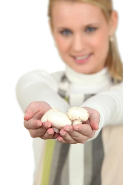 Mulher loira mostrando monte de cogumelos — Fotografia de Stock