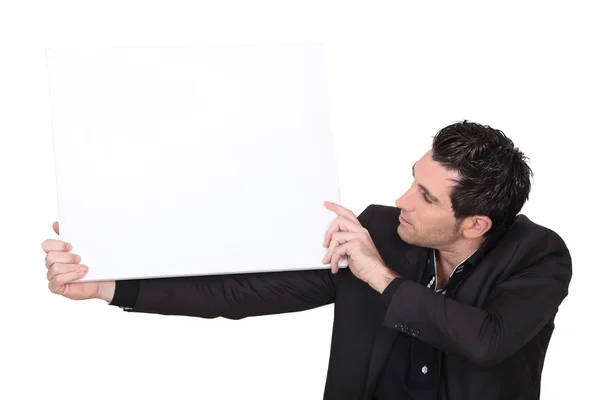 Бизнесмен держит рекламную доску — стоковое фото