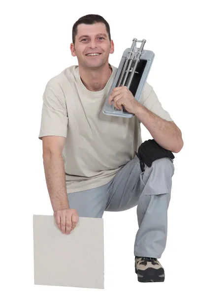 Uomo inginocchiato con tagliapiastrelle — Foto Stock