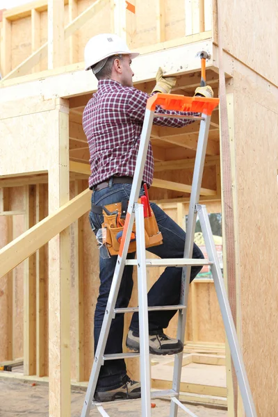 Tradesman construire une maison — Photo