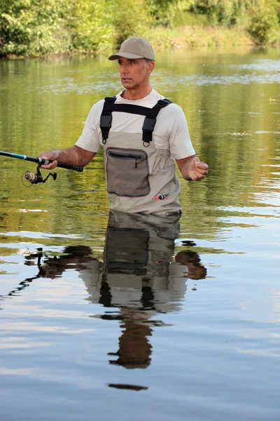 Pescador em um rio — Fotografia de Stock