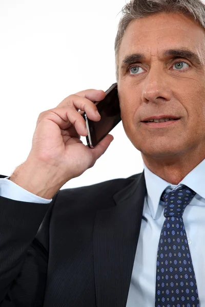 Volwassen zakenman met een mobiele telefoon — Stockfoto