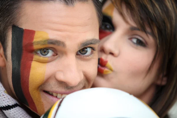 Pareja de aficionados al fútbol alemanes — Foto de Stock