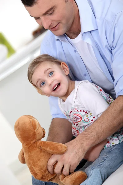 Junger Vater mit Tochter — Stockfoto
