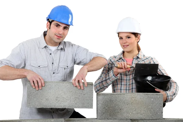 Мужчина и женщина строят дом — стоковое фото