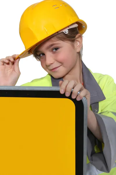 Klein meisje gekleed als werker van de kant van de weg — Stockfoto