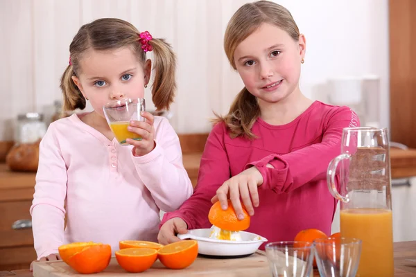 Chicas apretando naranjas — Foto de Stock
