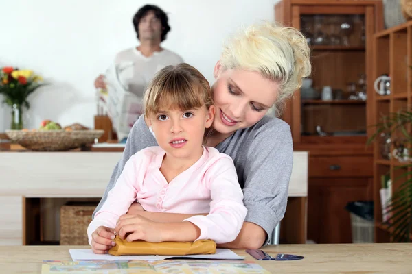 Moeder helpen dochter met huiswerk — Stockfoto