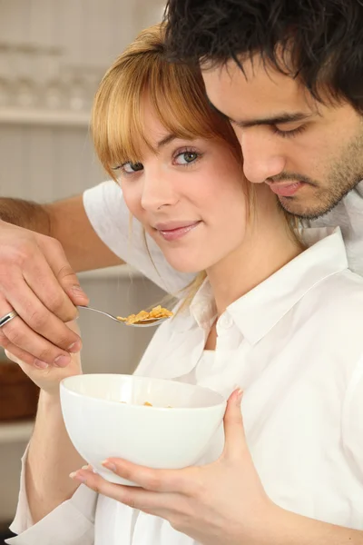 Couple eating bowl of cereal — Stock Photo, Image
