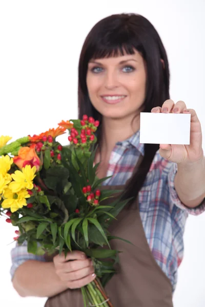 메시지와 함께 꽃을 제공 하는 여자 — 스톡 사진