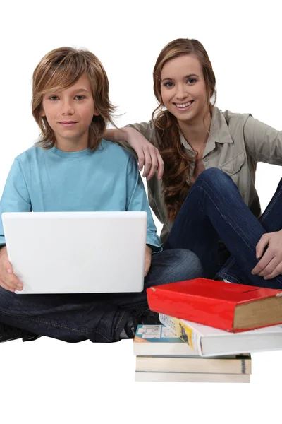 年轻人与一台便携式计算机 — 图库照片