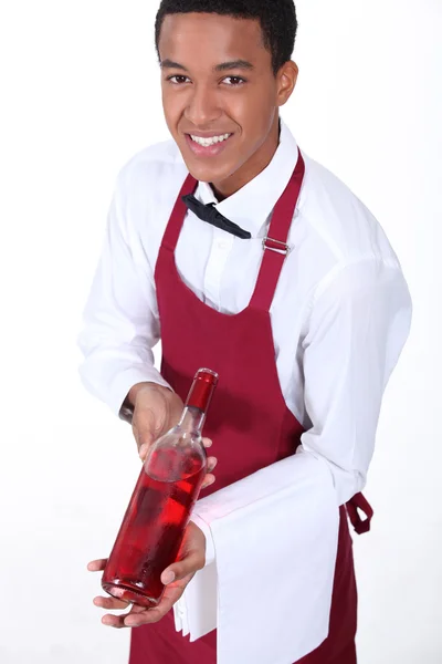 Cameriere che presenta bottiglia di vino — Foto Stock