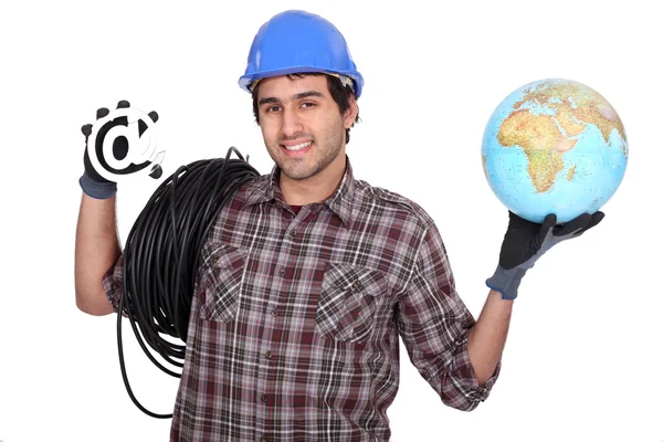 Eletricista segurando globo e no símbolo — Fotografia de Stock