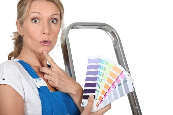 Blonde vrouw kiezen verf kleur — Stockfoto