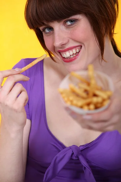 Morena comiendo papas fritas — Foto de Stock