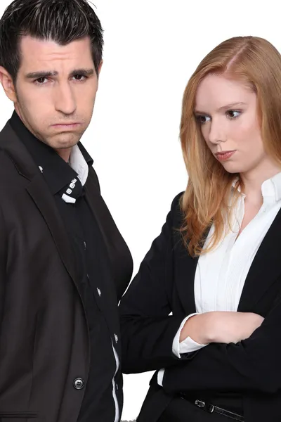 生气的年轻女子和一个年轻的男人 — 图库照片