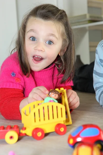 Jong kind spelen met haar speelgoed — Stockfoto