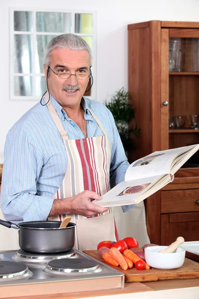 Starszy mężczyzna, gotowanie — Zdjęcie stockowe