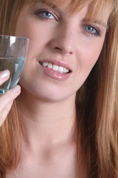 Jeune femme avec un verre d'eau — Photo