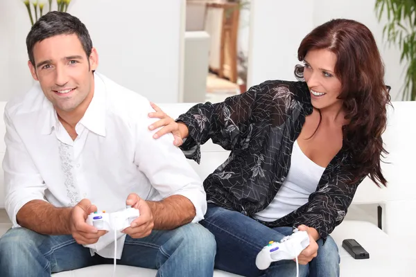 Пара взрослых, играющих в компьютерные игры — стоковое фото