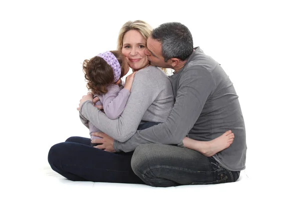 Женщина позирует с любящим мужем и дочерью — стоковое фото