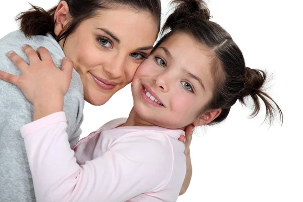 Mor och dotter kramas — Stockfoto