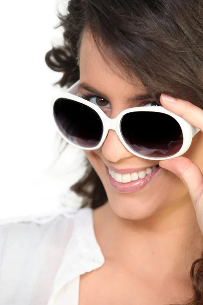 Uma mulher usando óculos escuros — Fotografia de Stock