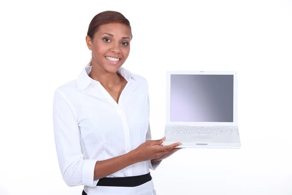 Woman demonstrating a laptop computer with a blank screen — Stock Photo, Image
