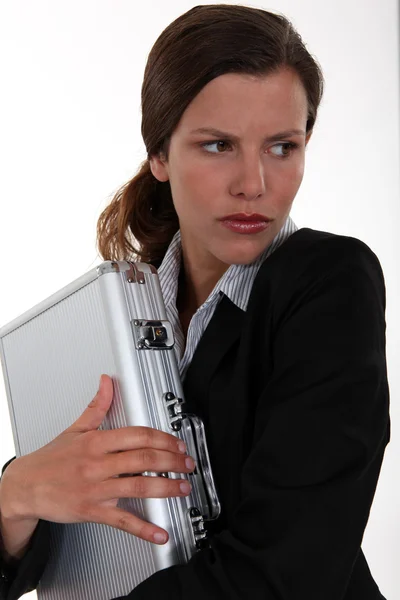 女性がブリーフケースを保護します。 — ストック写真