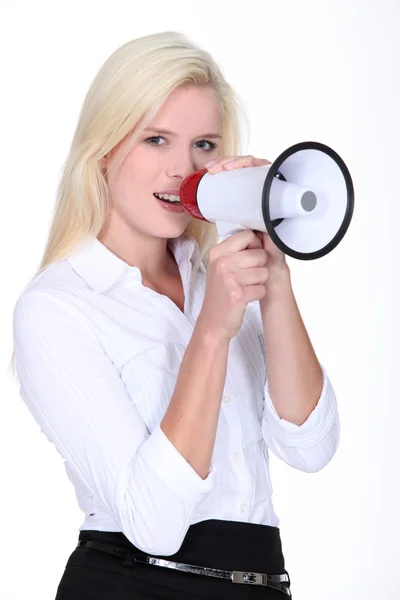 Blonďatá žena mluvit do megafonu — Stock fotografie