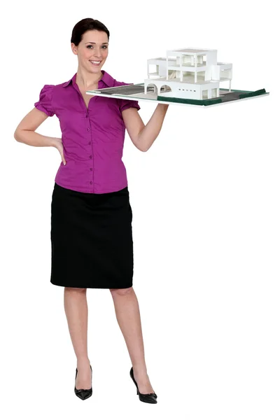 Kadın mimar holding holding ölçekli modeli projesi — Stok fotoğraf