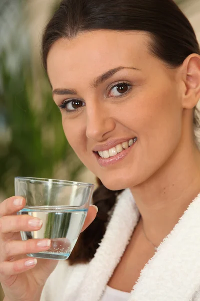 Bir bardak suyu olan bir kadın. — Stok fotoğraf