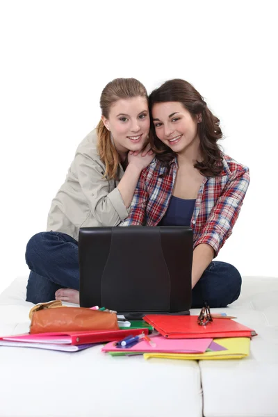 Two girlfriends studying together — Stockfoto