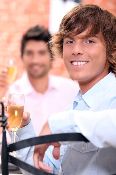 Män dricker champagne — Stockfoto