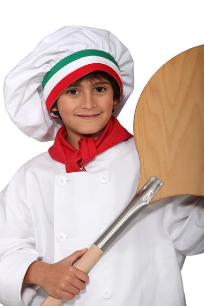 Маленький мальчик, одетый в пиццу с лопатой — стоковое фото