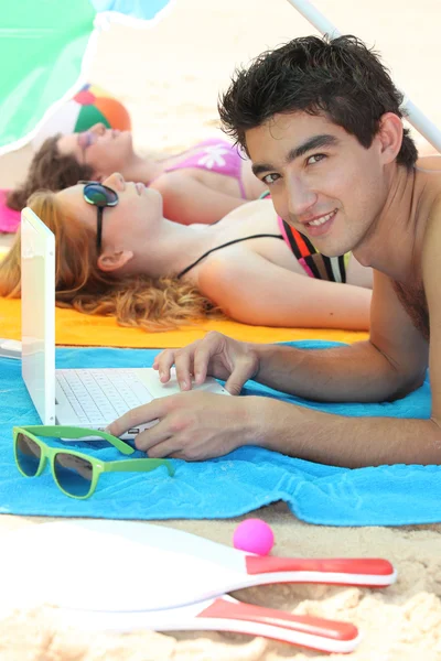 Bilgisayar ile plaj çocuğu — Stok fotoğraf