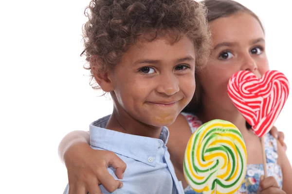 두 어린 아 이들이 먹는 막대 사탕 — 스톡 사진