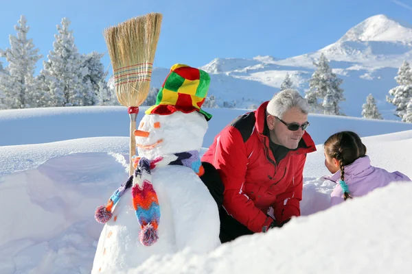 Baba ve kızı ile kardan adam — Stok fotoğraf