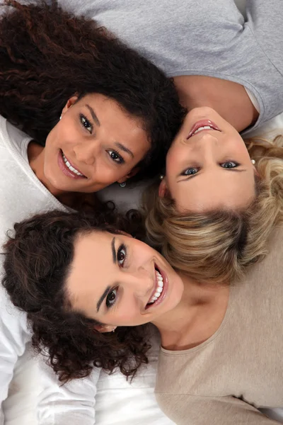 Drie vriendinnen leggen samen — Stockfoto