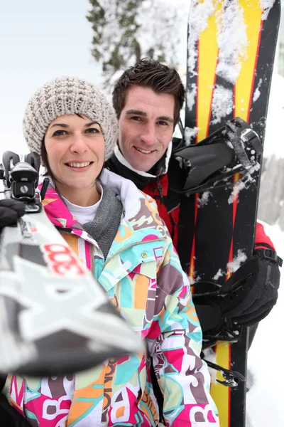 Casal de esqui juntos — Fotografia de Stock