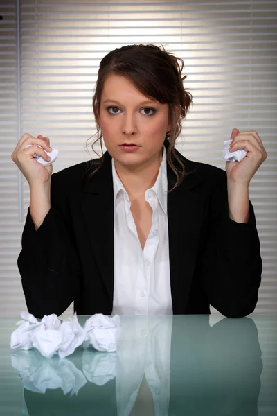 Θυμωμένη γυναίκα scrunching μέχρι το χαρτί σε μπάλες — Φωτογραφία Αρχείου