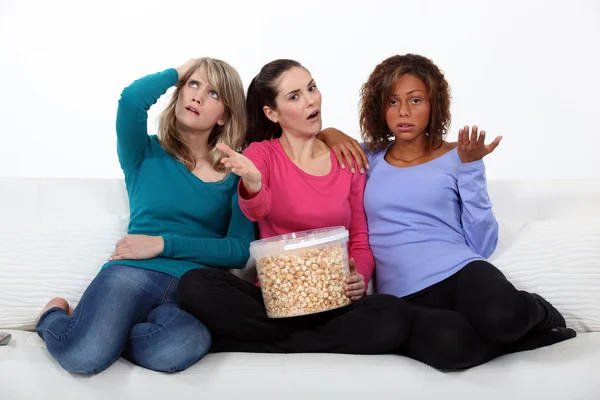 Frauen enttäuscht vom Ende eines Films — Stockfoto