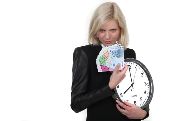 Femme d'affaires avec horloge et argent — Photo