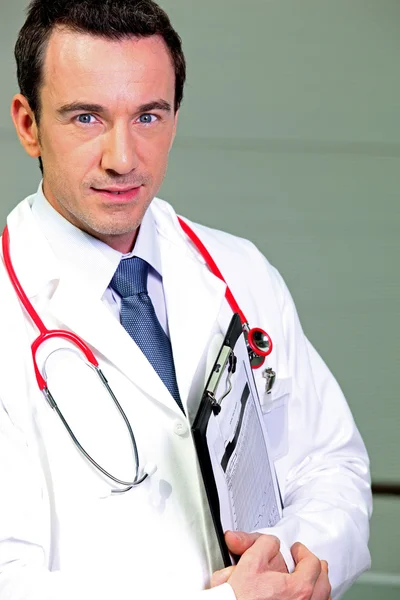 Arts met een stethoscoop en mappen — Stockfoto