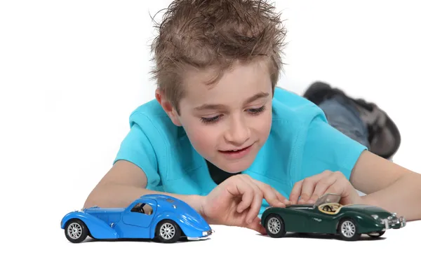 Pojke leker med leksaksbilar — Stockfoto