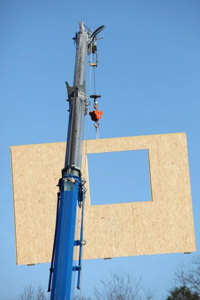 木製の壁のセクションを持ち上げるクレーン — ストック写真