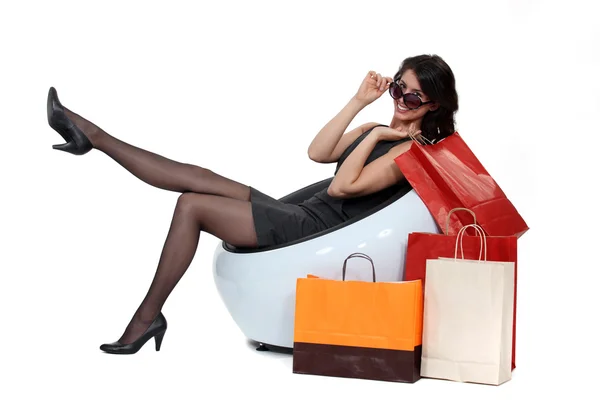 Kvinna sitter nästa tobags — Stockfoto