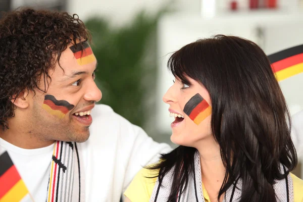 Pareja alemana feliz con el rendimiento de los equipos — Foto de Stock