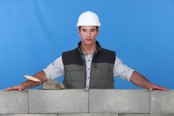 Mester, a karját, pihen a betonfal — Stock Fotó