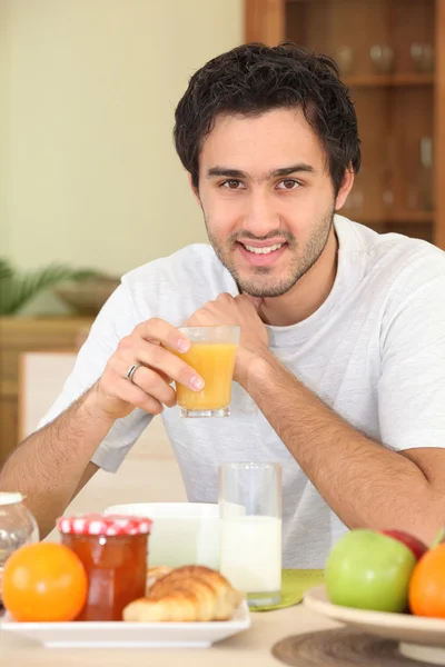 Jonge man ontbijten — Stockfoto